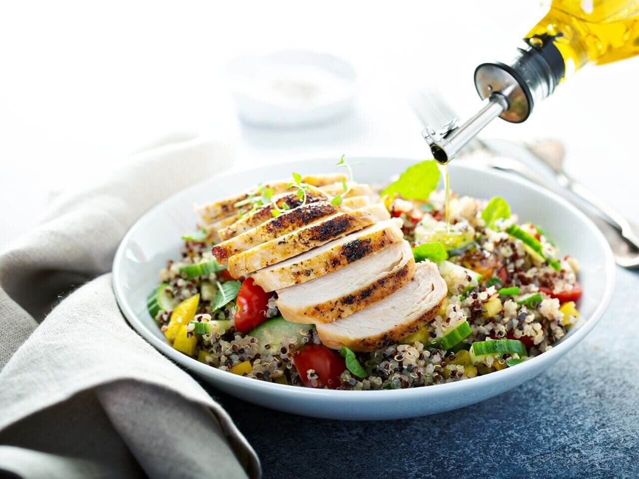 Prato de receita de quinoa, frango e manga