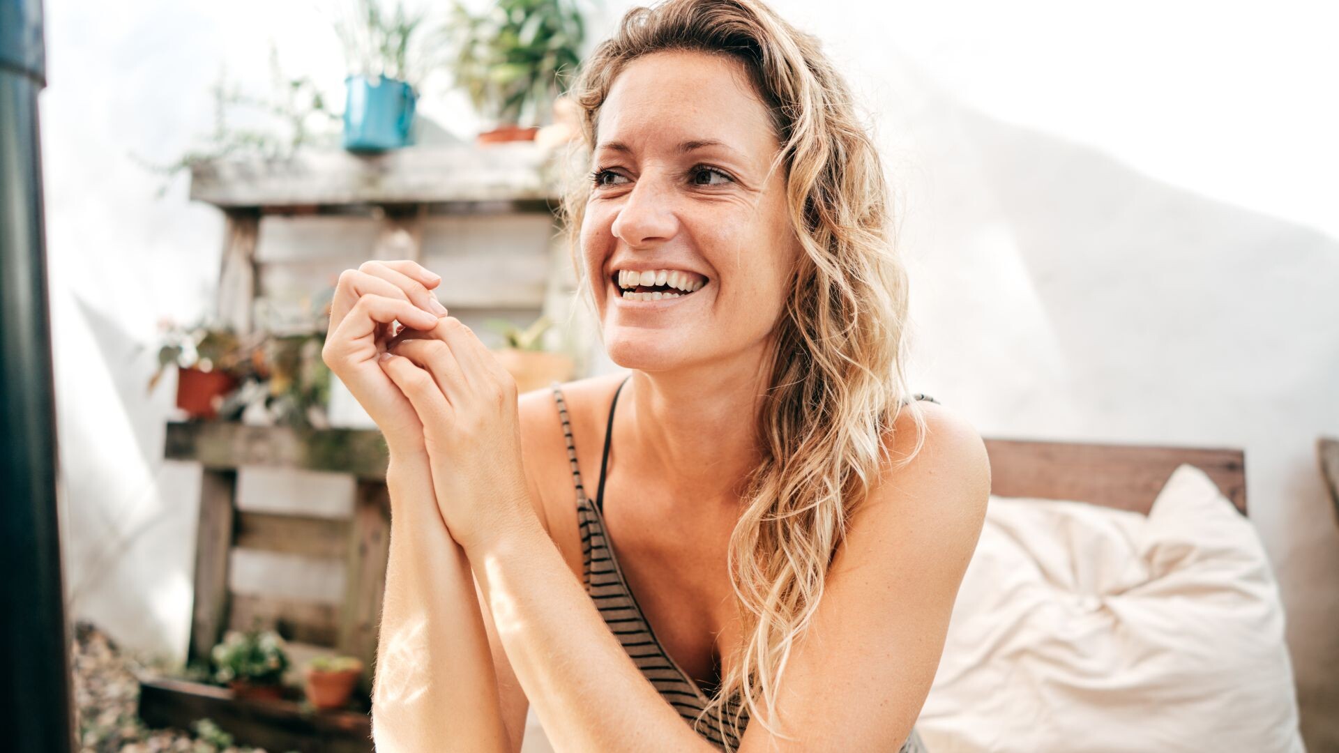 Mulher com cerca de 45 anos, feliz e sorridente depois de perder peso.