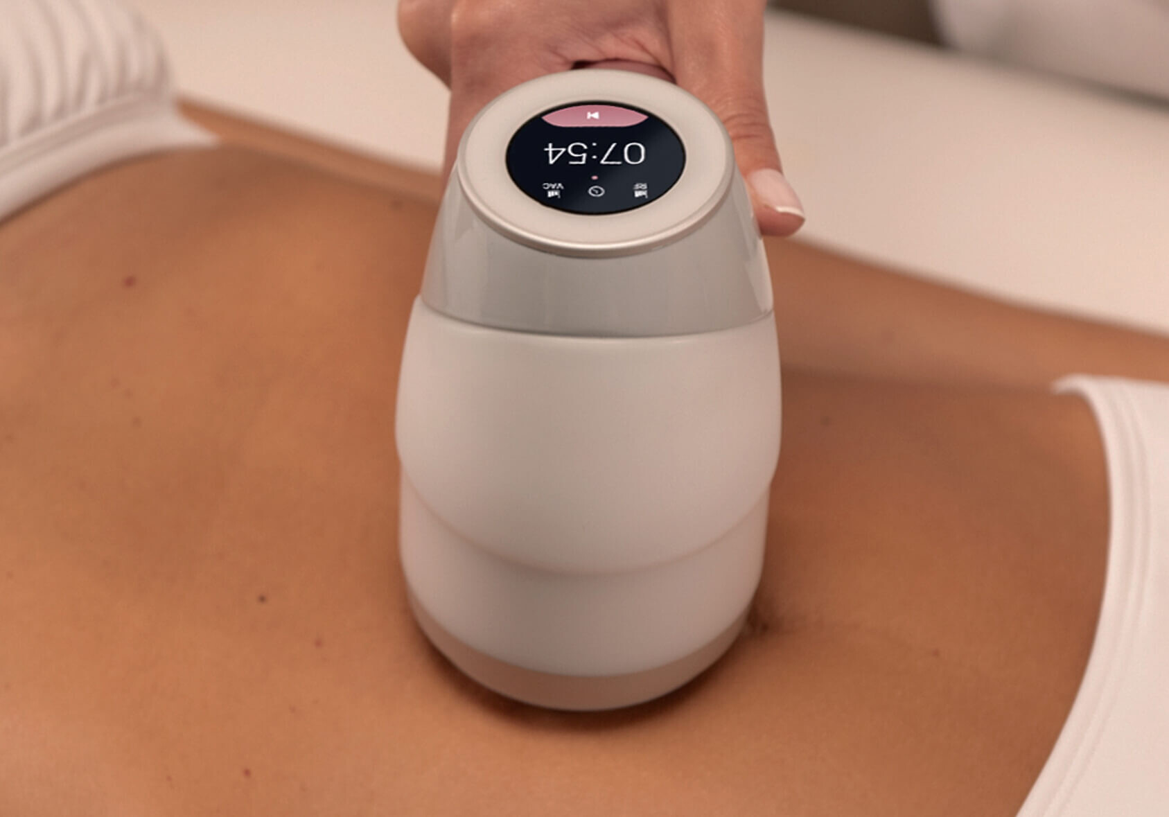 Uma Senhora deitada a fazer o tratamento CrioFrequência Max Corpo na barriga.