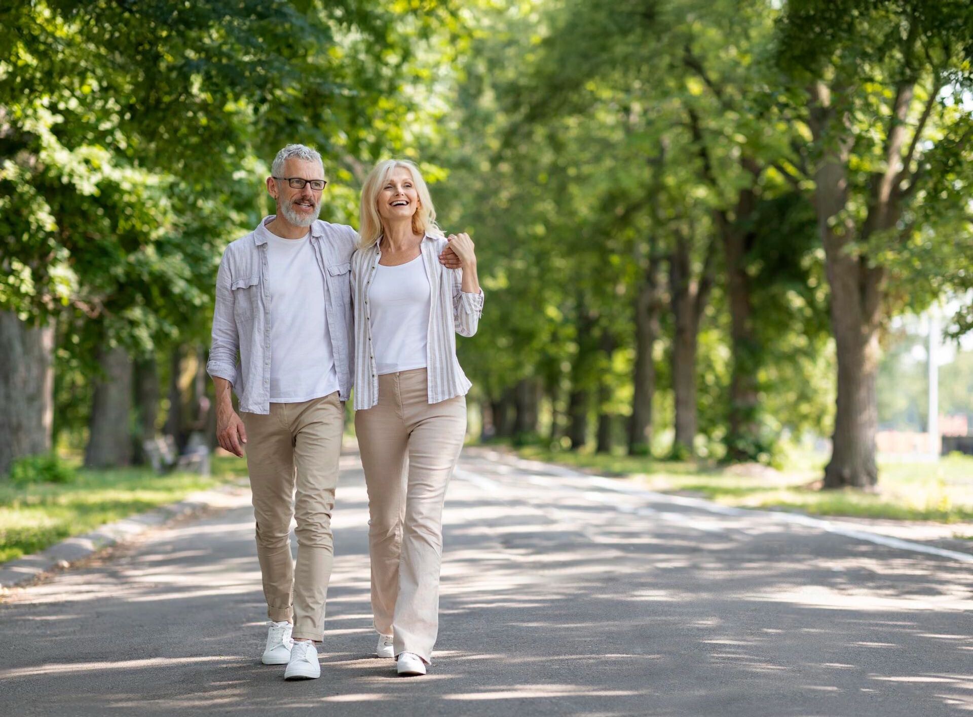 São muitos os benefícios para a saúde de uma caminhada após as refeições.