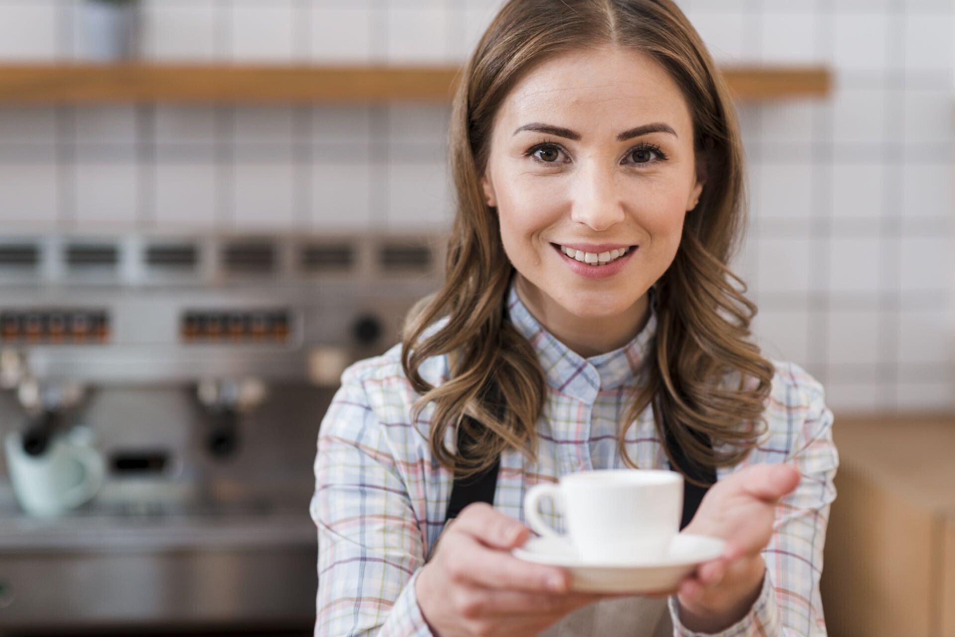 Mulher a beber café.