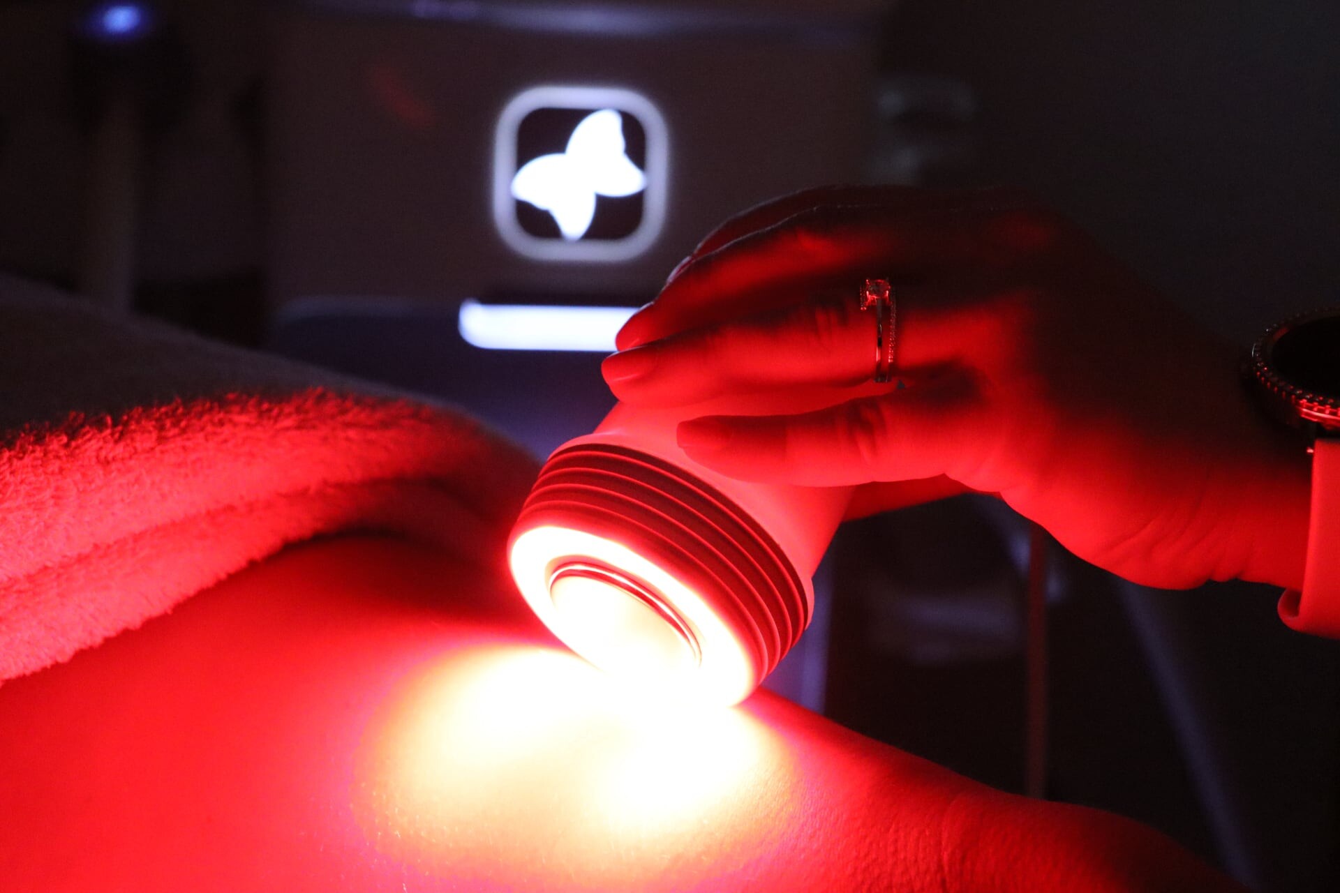 Tratamento com ondas de ultrassom multifocal, provocando um efeito termomecânico na célula gorda conduzindo à sua destruição.