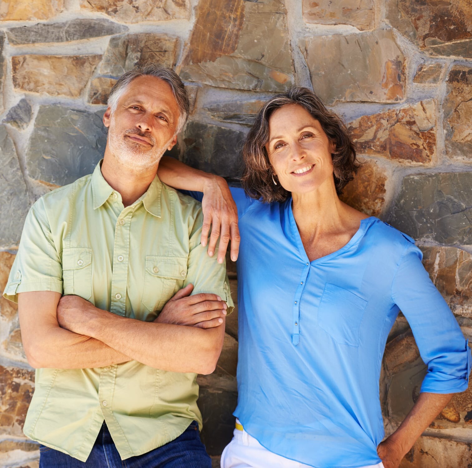 Casal de homem e mulher de negócios, executivos bem sucedidos e felizes.