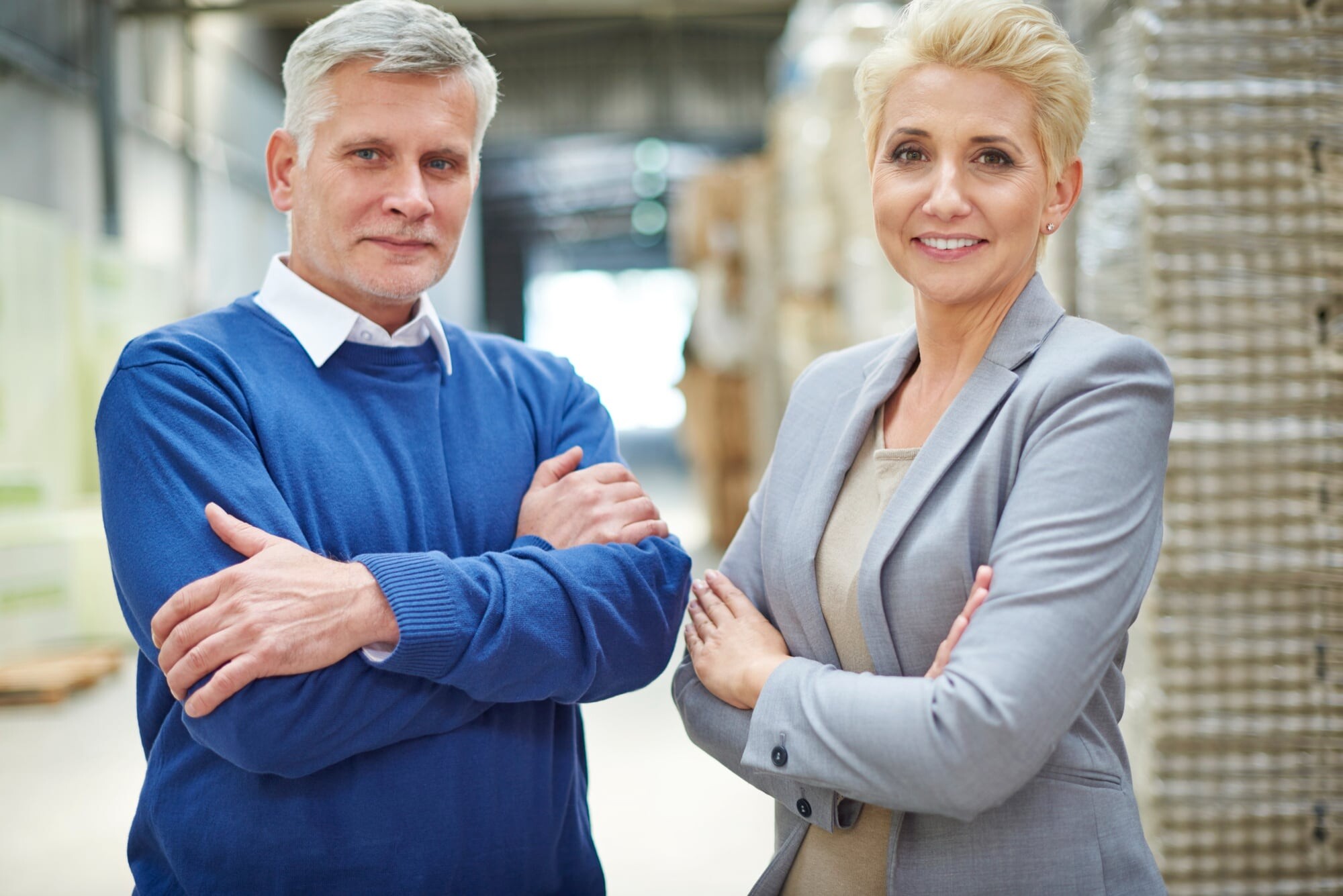casal de empresarios em ambiente de trabalho.