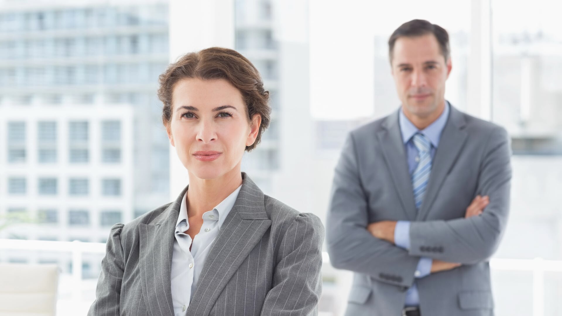 Empresários preocupados com baixa de forma em ambiente profissional.