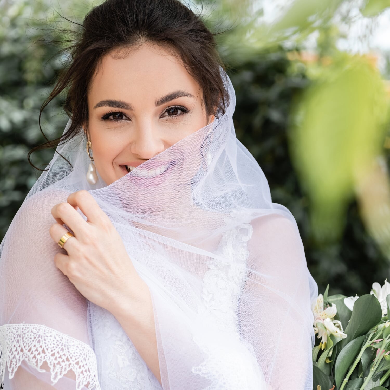 Noiva num jardim no dia do casamento.