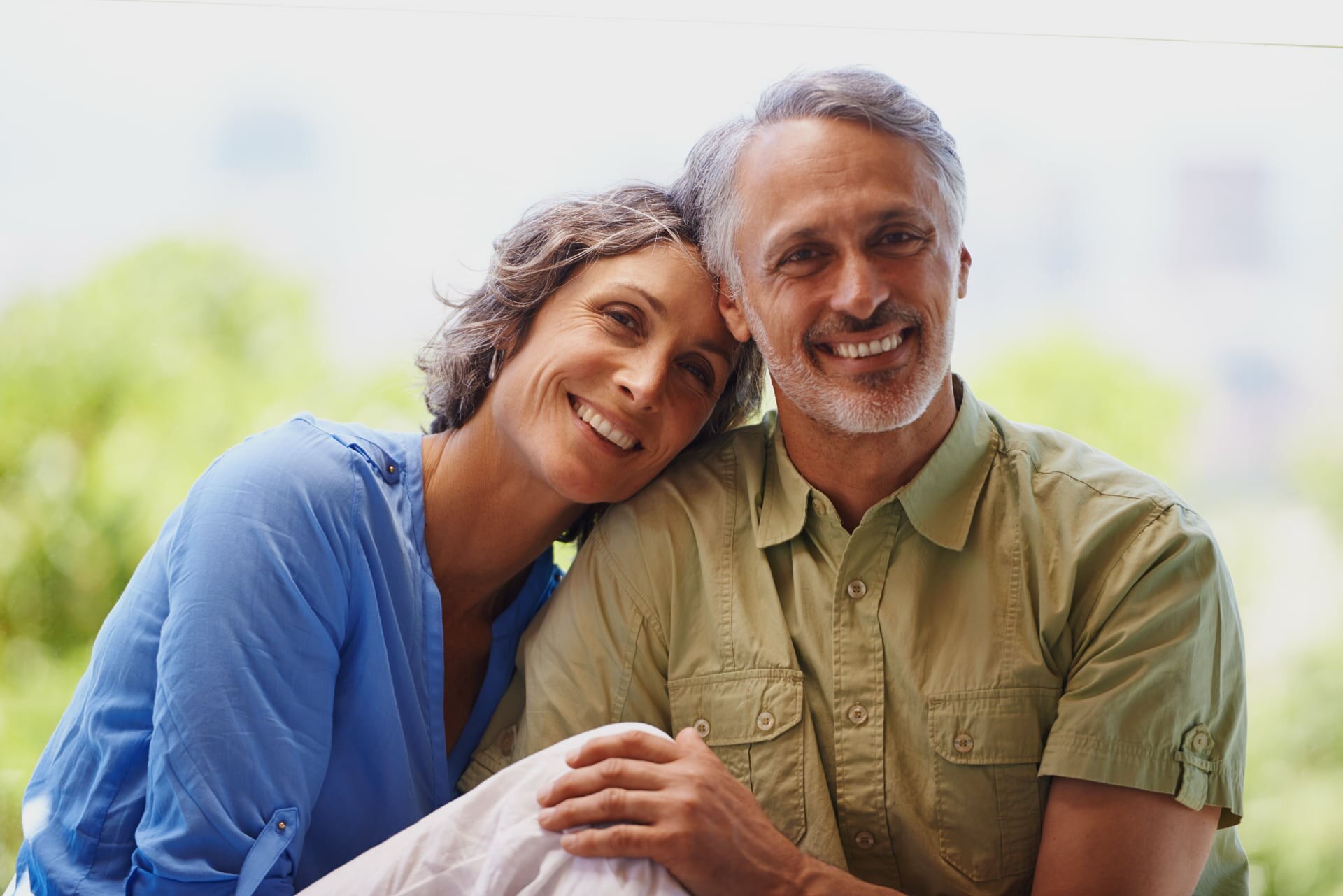 Casal de homem e mulher de negócios, executivos bem sucedidos e felizes, em ambiente descontraído.