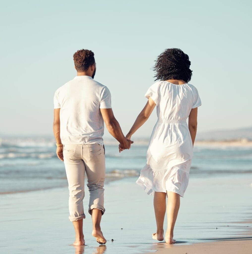 Casal a passear na praia.