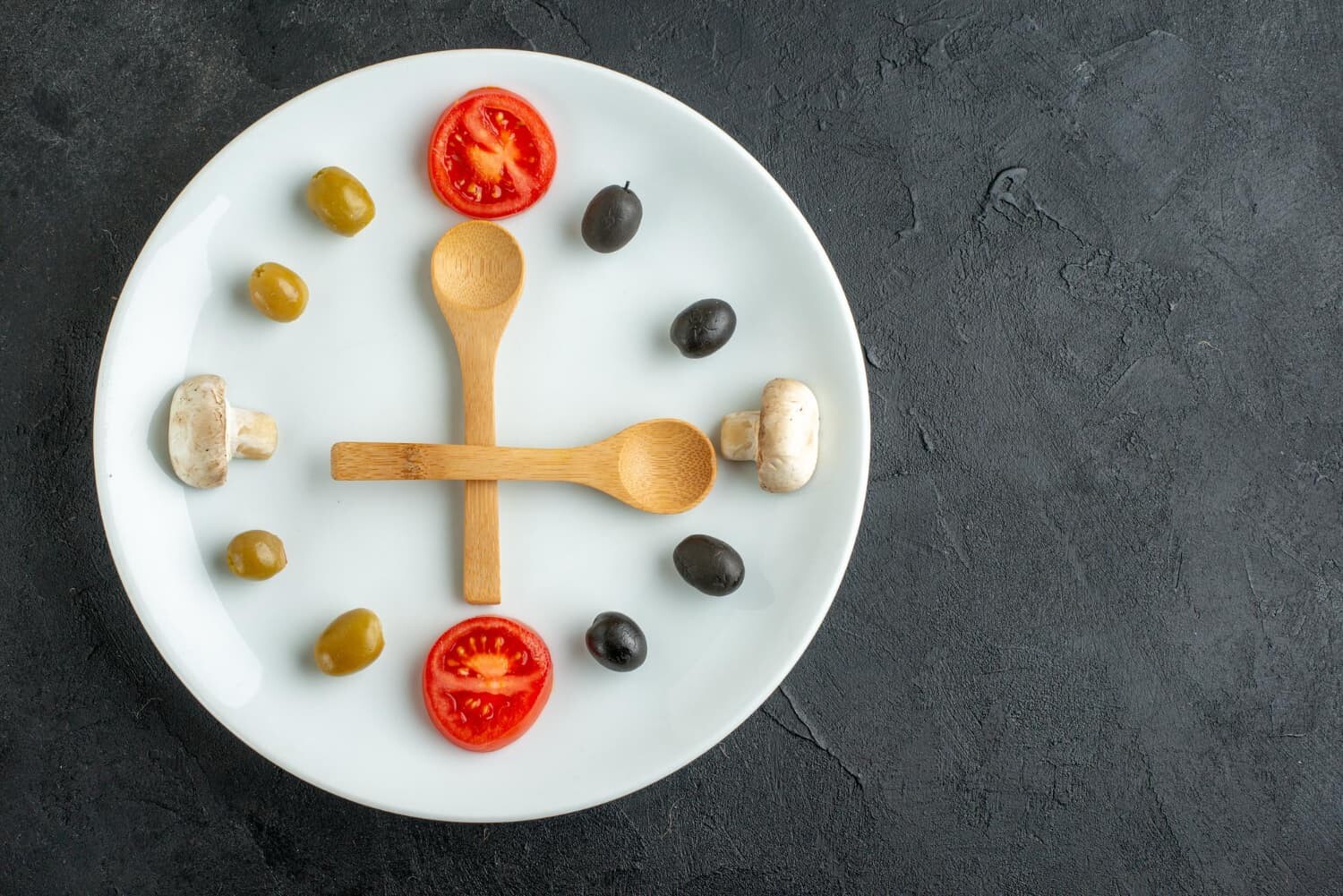 Prato com alimentos em formato de relógio.