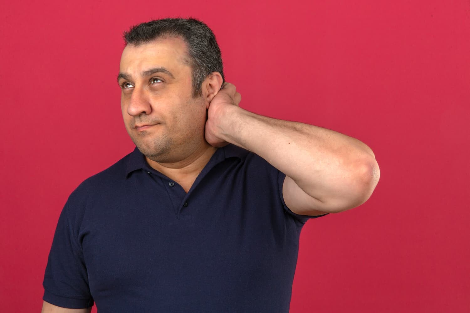 O tratamento da gordura na papada mais complexo do que parece à superfície. Rosto de homem com papada.